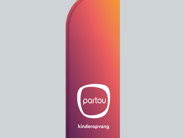 Beachvlag groot in de warme Partou gradient — buitenbestendige polyester banner voor open dagen en buitenactiviteiten